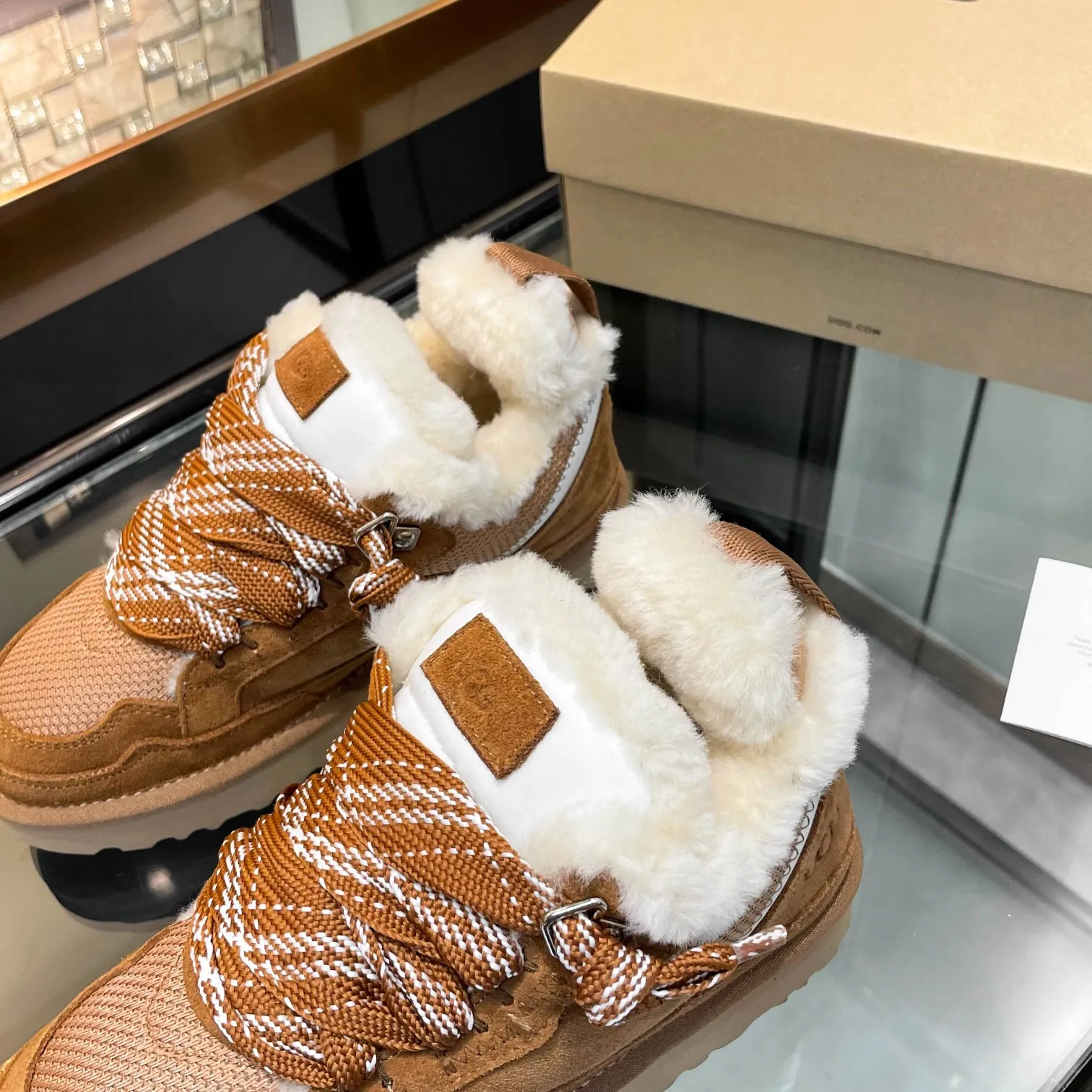 Men's men's shoes pP580! UGG~25vs popular platform thick-soled casual shoes series... [Round-toe thick-soled casual shoes] A shoe that does not clash with shirts, simple partition design ➕ spotted outsole, silk curls on the upper, a must-have for autumn and winter, can be worn with any pants or skirt, very comfortable and beautiful on the feet... ❶Material: Original customized cow ➕Breathable mesh ❷Inner lining: Original customized wool ❸ Foot pads: Original customized sheepskin ❹Outsole: Original molded wear-resistant velvet foam outsole ❺Number of codes: 35-41 ❻Packaging: Original full set of packaging ☀Color: Official website updated simultaneously